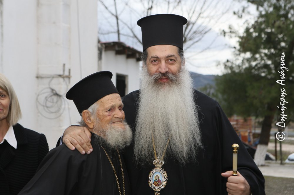 Φθιώτιδος Συμεών: Υποκλίνομαι στον ιερέα μου, που έκλεισε τα 100 και συνεχίζει να ιερουργεί!