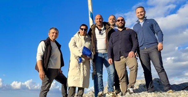 Η φθαρμένη ελληνική σημαία στο Κάστρο της Σκιάθου αντικαταστάθηκε από την Δημ.Τ.Ο Νέας Δημοκρατίας