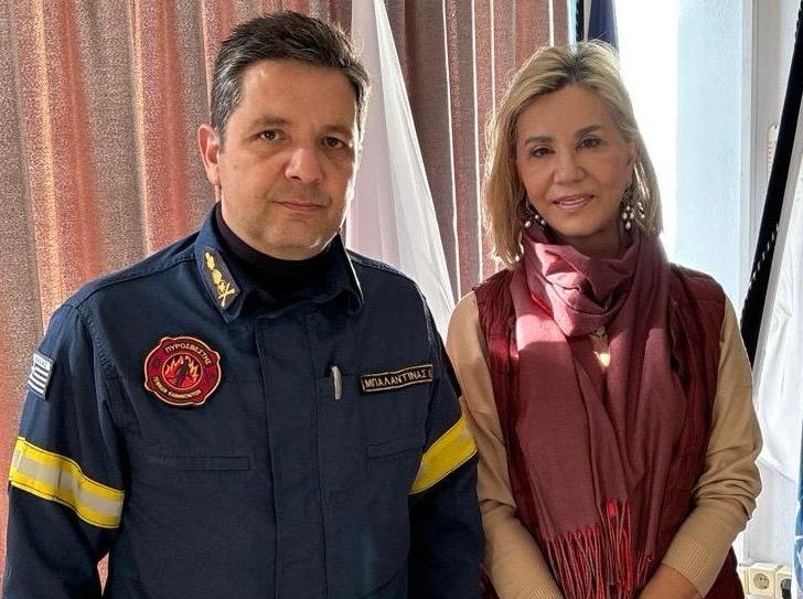 Η Ζ. Μακρή με τον Κ. Μπαλαντίνα, νέο διοικητή της πυροσβεστικής
