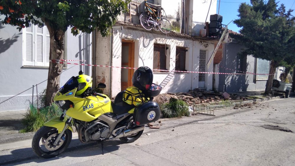 Σκηνή σοκ στο Βόλο: Επεσε μαζί με το μπαλκόνι του σπιτιού της! – Επί τόπου αστυνομία και ΕΚΑΒ