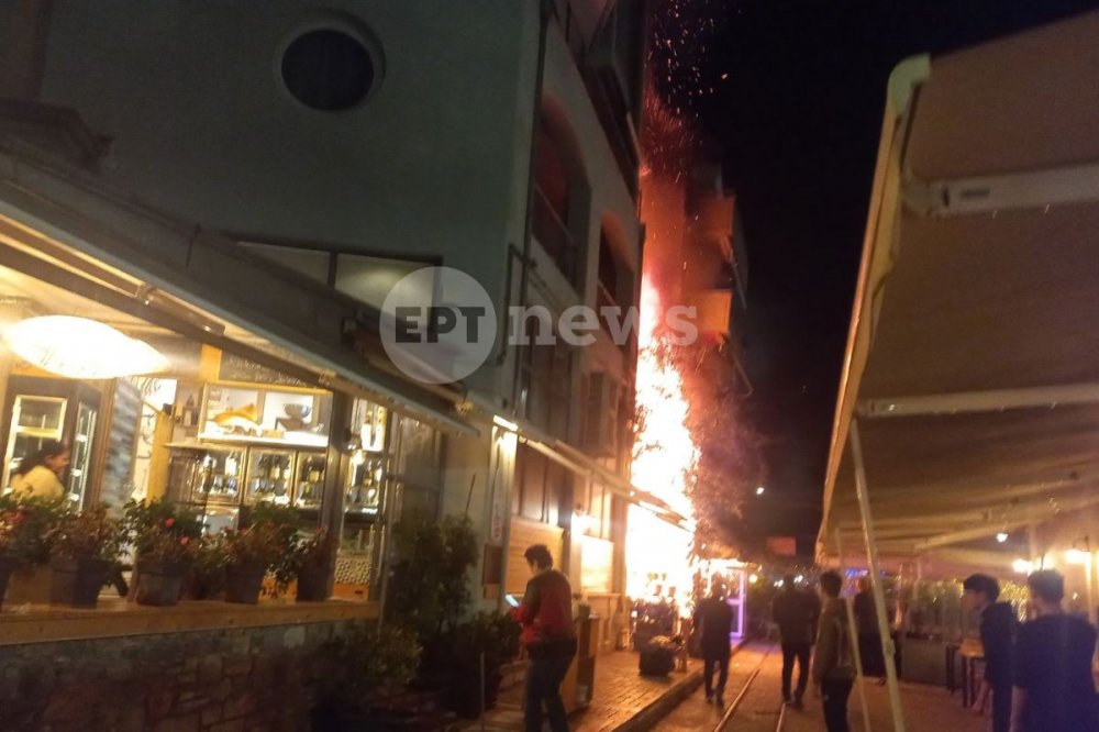 Μεγάλη φωτιά σε μονοκατοικία στον Βόλο