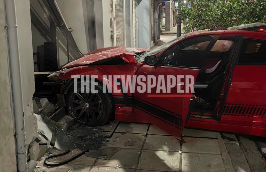 Σοβαρό τροχαίο στον Βόλο: Ι.Χ. εξετράπη και κατέληξε σε φροντιστήριο – Δείτε εικόνες