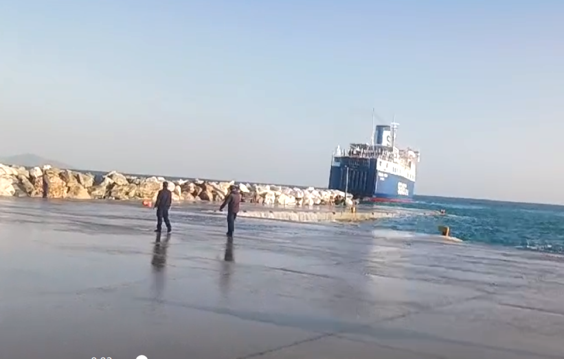 H Θαλασσοταραχή δεν άφησε να δέσει το πλοίο Sporades Star (αποκλειστικό video