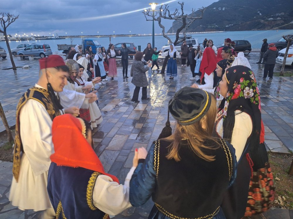Η βροχή δεν πτόησε τους καρναβαλιστές της Σκοπέλου που γλέντησαν με την ψυχή τους (εικόνες)