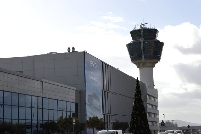 Σοκ στο αεροδρόμιο Αθηνών – Δεν τα κατάφερε 67χρονη μετά από πτώση κατά την αποβίβαση