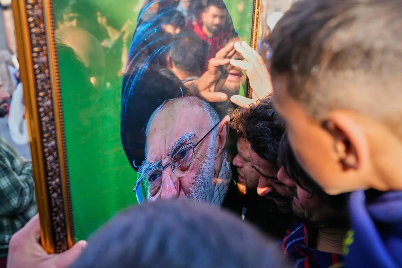 Επιβεβαιώθηκε ο θάνατος του Χαμενεΐ – Εθνικό πένθος 40 ημερών στο Ιράν
