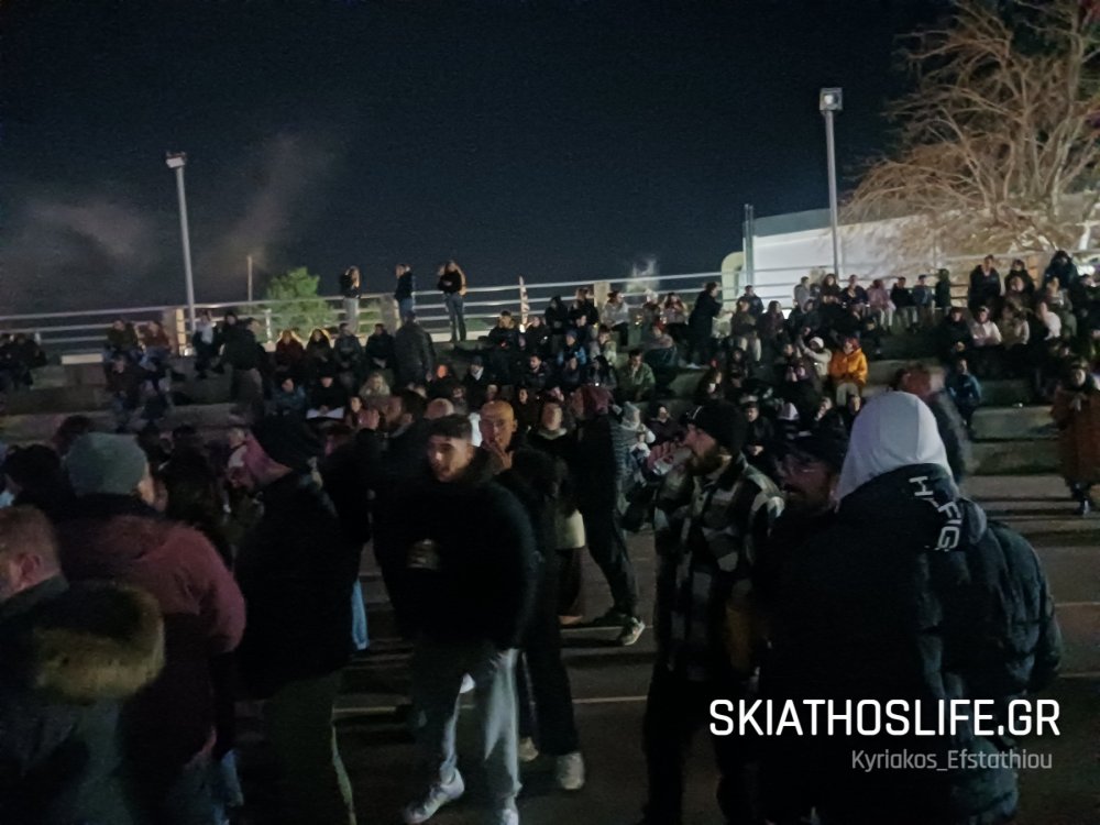 Πλήθος κόσμου στη συναυλία της Ματούλας Ζαμάνη στην Αλόννησο (εικόνες&video)