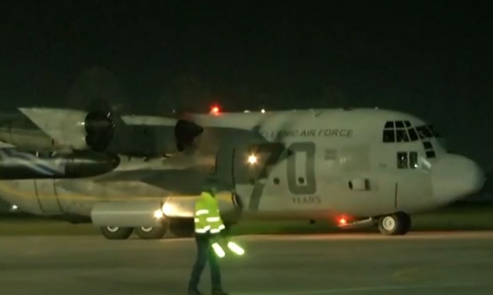Ελευσίνα: Προσγειώθηκε το C-130 με τους 91 Έλληνες που είχαν εγκλωβιστεί στο Άμπου Ντάμπι