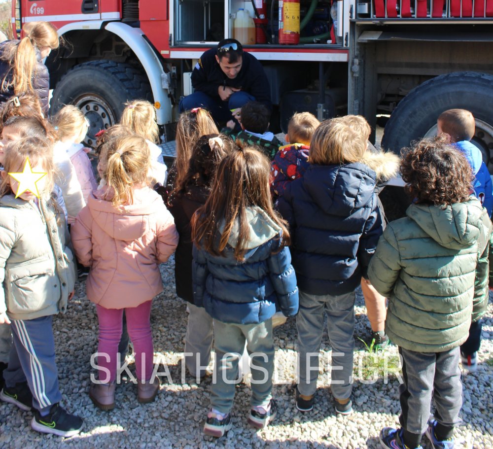 Πρώτη εμπειρία με το Πυροσβεστικό Σώμα είχαν τα νήπια του Βρεφονηπιακού Σταθμού Δήμου Σκιάθου (φωτο)