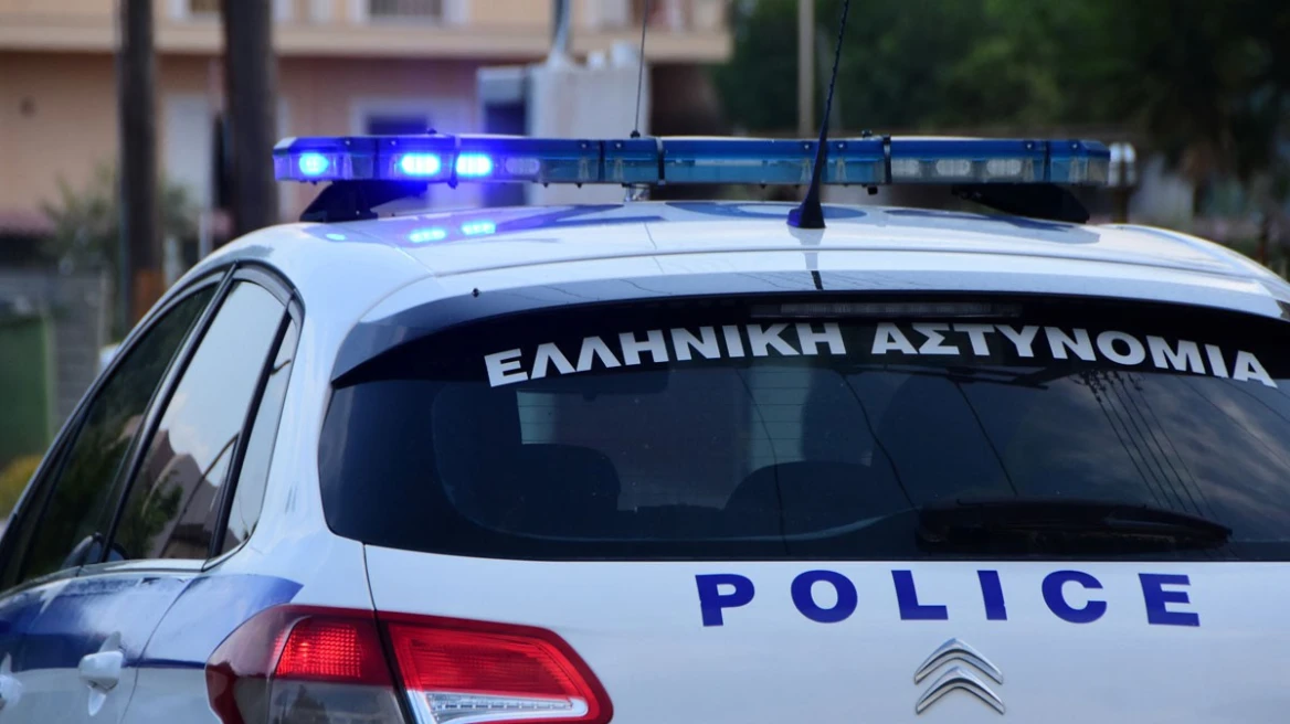 Θέρμη: Ηλικιωμένος έριξε το ΙΧ του στην πρόσοψη τράπεζας – Συνελήφθη