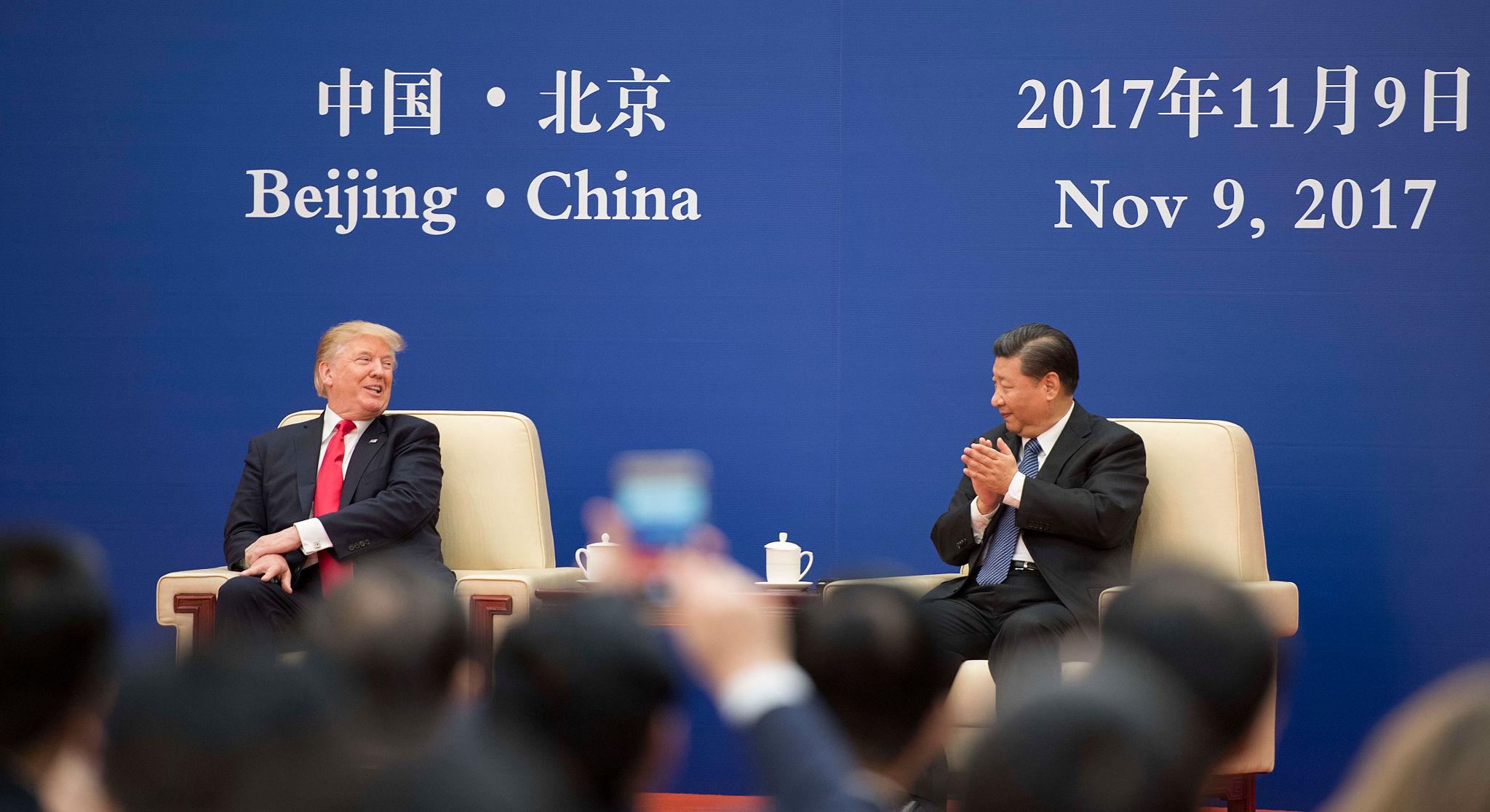 Τραμπ – Σι Τζινπίνγκ: Ιστορικό τετ α τετ στο Πεκίνο – Η πρώτη επίσκεψη εν ενεργεία προέδρου των ΗΠΑ στην Κίνα από το 2017