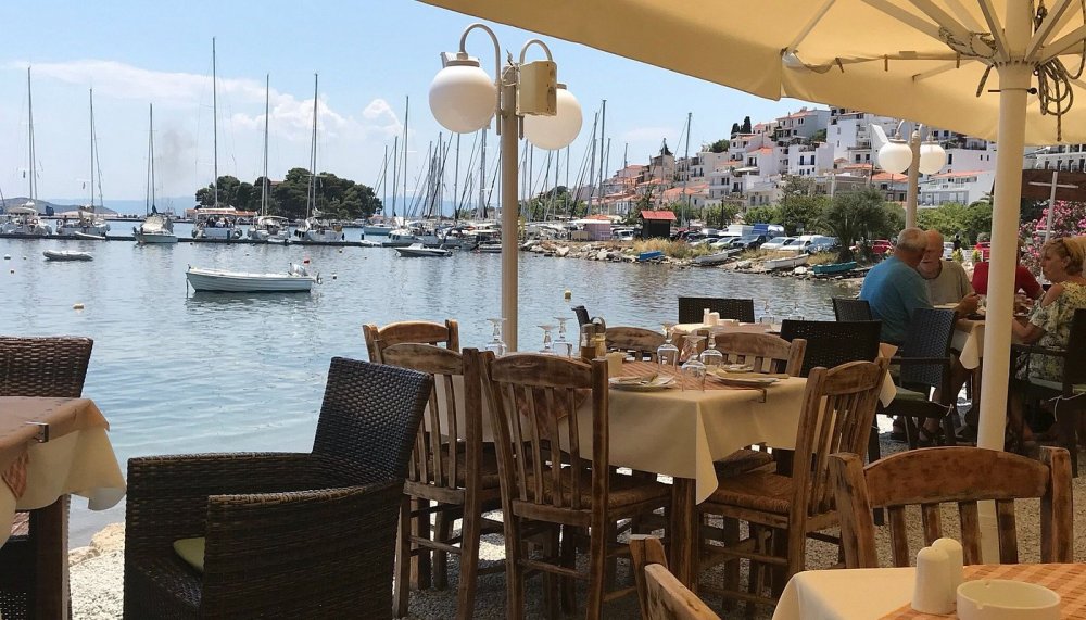 Στον «αέρα» πριν την πρεμιέρα της σεζόν 12 μαγαζιά στον παραλιακό Σκιάθου – Σύσκεψη με Δήμο και Λιμενικό Ταμείο