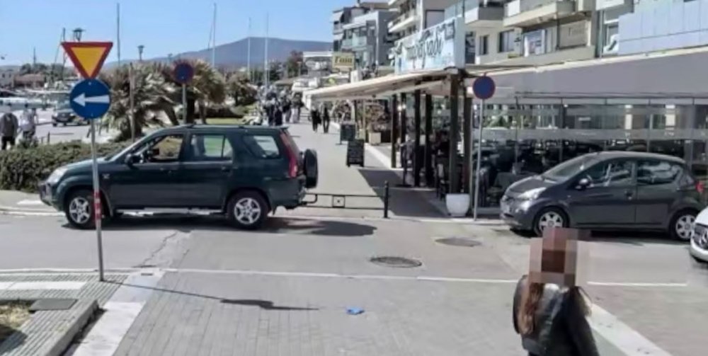 Στον «αέρα» μαγαζιά στην παραλία του Βόλου: Πήγαν για άδειες και τους είπαν… γκρεμίστε τα!
