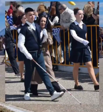 ΜΕΣΟΛΟΓΓΙ : Μαθητής της Γ` Γυμνασίου παρέλασε σημαιοφόρος με ολική απώλεια όρασης (φωτο)