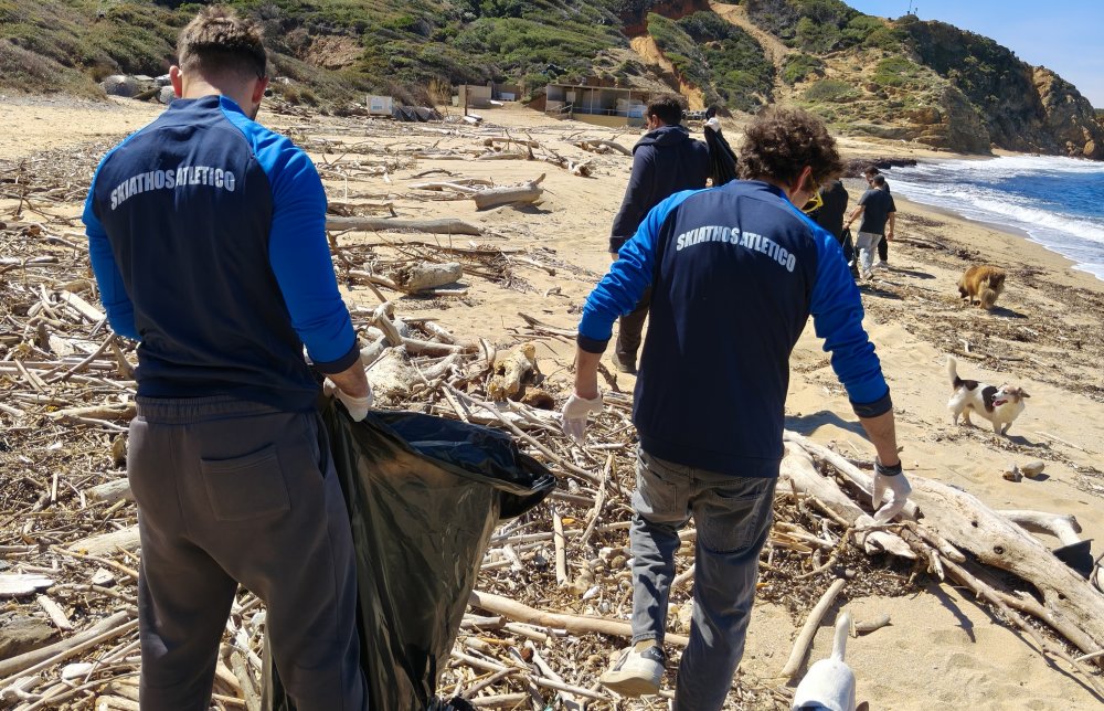 To Atletico Skiathos Club καθάρισε την παραλία Άγκιστρος (φωτο)