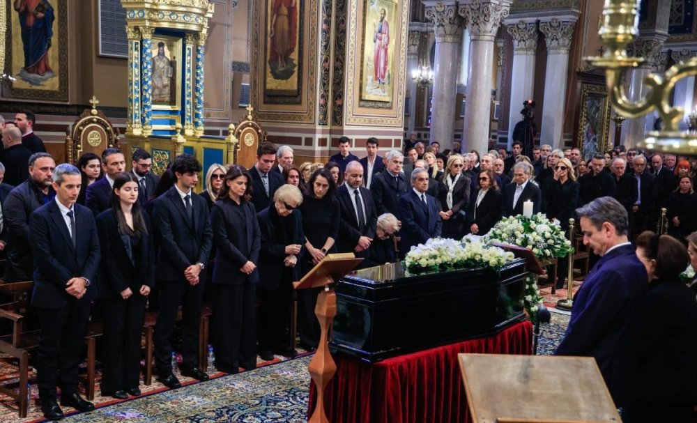 Η Μαρινέλλα άλλαξε ουρανό: Συγκλονιστικοί επικήδειοι από Αλεξίου και Νταλάρα – Με χειροκροτήματα και δάκρυα το τελευταίο αντίο