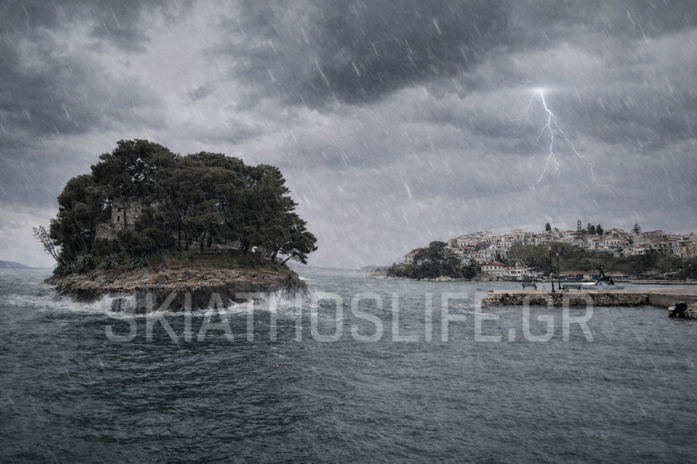 Κακοκαιρία “Erminio”:  Έκοψε το Μπούρτζι από τη Σκιάθο… 