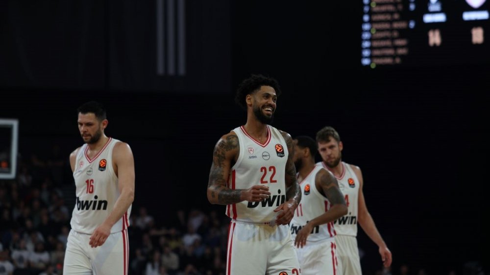 Ο Ολυμπιακός πέρασε… με άγχος από τη Λυών και διεκδικεί ευθέως την πρωτιά