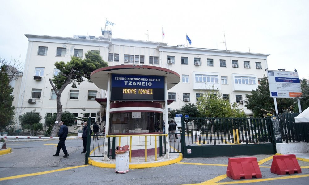 Πειραιάς: 17χρονος παρασύρθηκε από λεωφορείο - Δίνει μάχη για τη ζωή του | Διακομίστηκε στο «Τζάνειο»