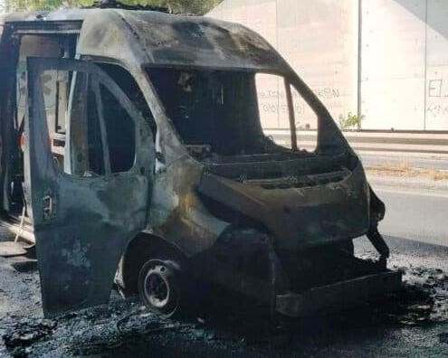 Νοσηλεύονται δύο διασώστες του ΕΚΑΒ Βόλου στο Νοσοκομείο -Κάηκε το ασθενοφόρο στην εθνική οδό