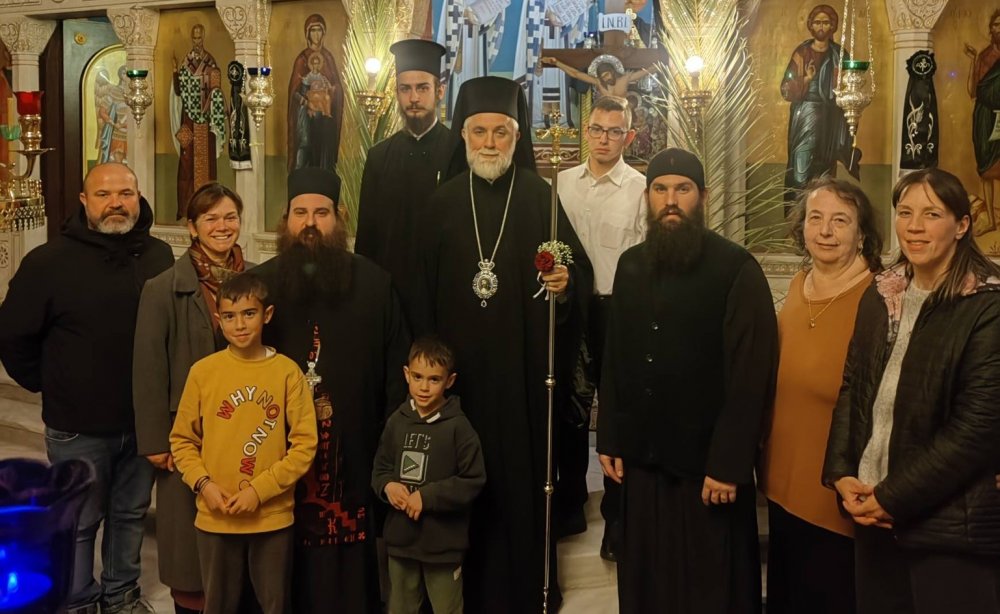Ο  Θεοφιλέστατος Επίσκοπος Σκοπέλου κ.κ. Νικόδημος στον Ιερό Ναό του Αγίου Νικολάου στο Λουτράκι Σκοπέλου (φωτο)