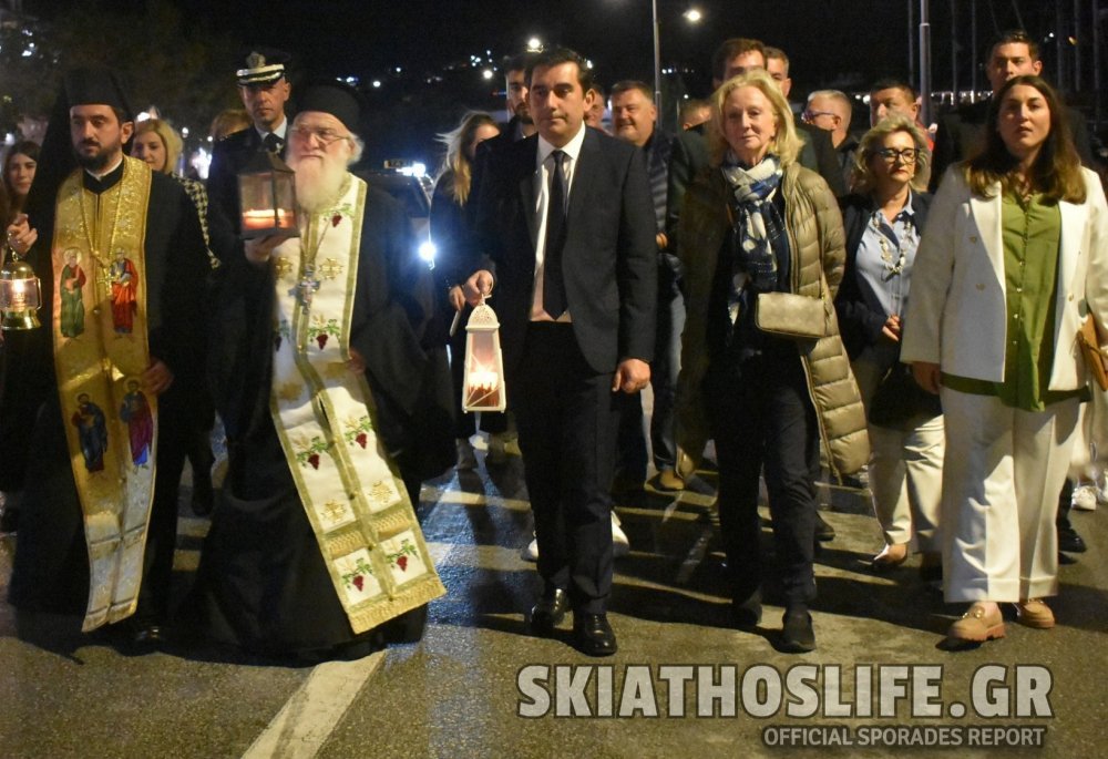 Μετά τις 9 αναμένεται το Αγιο Φως στο Αεροδρόμιο της Σκιάθου