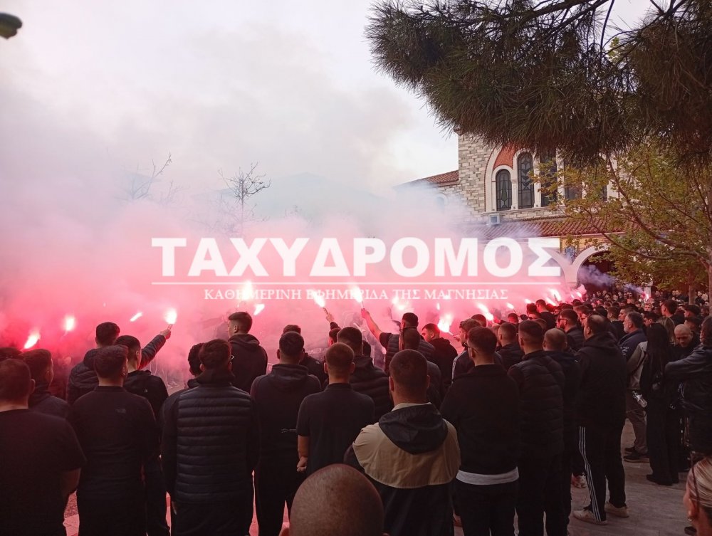Ράγισαν καρδιές στο τελευταίο αντίο στον 23χρονο Μάριο: «Μάριε ψυχάρα και εκεί ψηλά Νικάρα» φώναζαν οι φίλαθλοι της Νίκης Βόλου- Σπαρακτικές στιγμές (εικόνες)