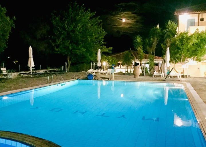 ΣΚΙΑΘΟΣ : Zητείται νέος για πλήρη απασχόληση στο pool bar του ξενοδοχειου Mythos Studios