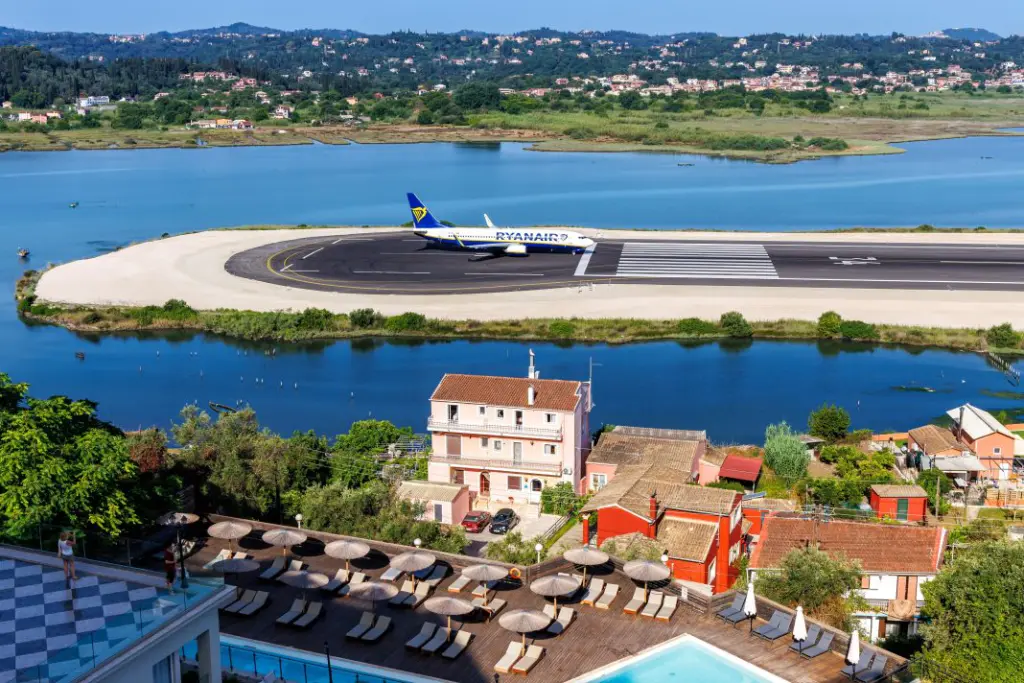 Fraport Greece: Άνοδος 6,9% στην επιβατική κίνηση τον Μάρτιο – Ποια αεροδρόμια ξεχώρισαν