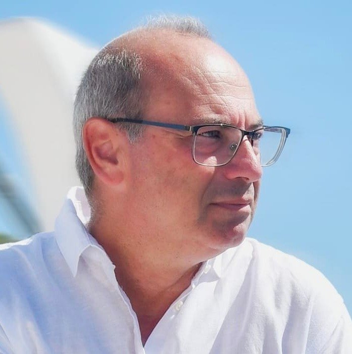 Στο σπίτι του κρεμασμένου δεν μιλάνε για σχοινί κ. Πασχάλη | του Νίκου Τζούμα