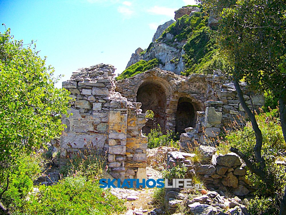 Το μοναστήρι της Παναγίας της Ευαγγελιστρίας έξω από τα τείχη στο Κάστρο της Σκιάθου| (Η Παναγία στο Καλάμι) | Της Συραϊνώς Εμμ. Κορωνιού - Διονυσίου, Ιστορικός-Αρχαιολόγος