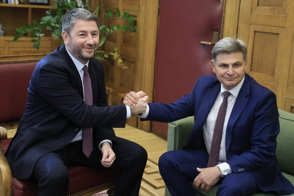 Στο ΠΑΣΟΚ προσχώρησε ο ευρωβουλευτής Νικόλας Φαραντούρης