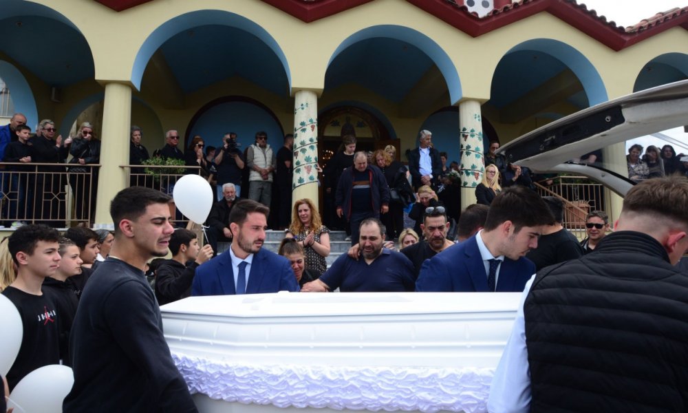Ηλεία: Ανείπωτη θλίψη στην κηδεία του 13χρονου - «Παρών» και ο οδηγός που εμπλέκεται στο τροχαίο