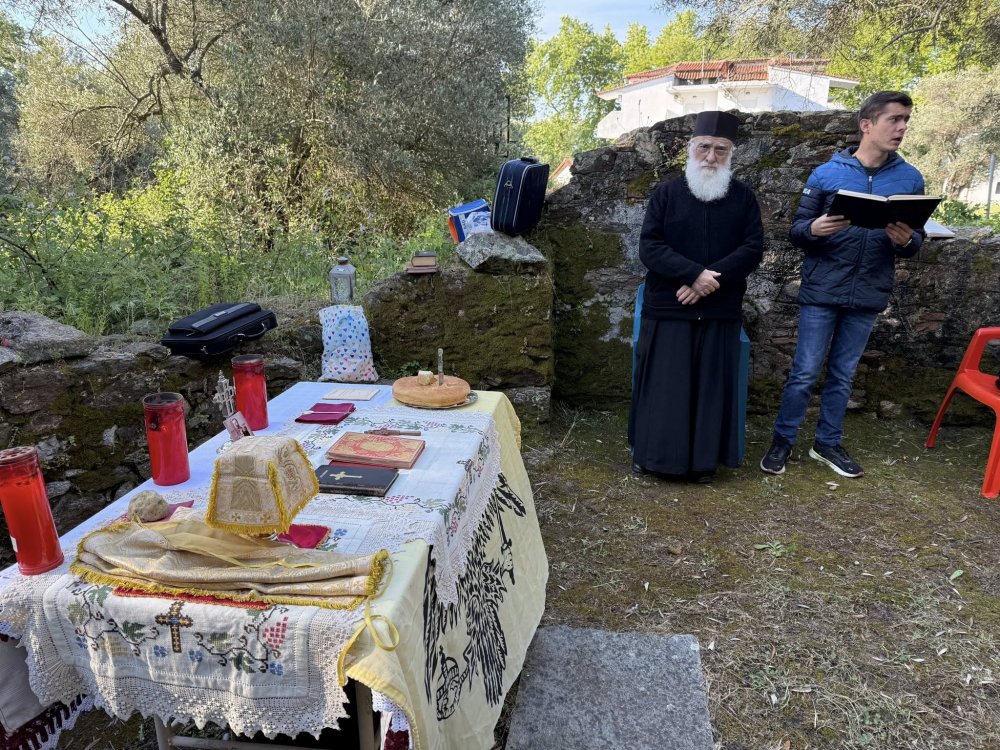 ΦΩΤΟΡΕΠΟΡΤΑΖ Από την Θεία Λειτουργία στα ερείπια του βυζαντινού Μοναστηριού της του Θεού Σοφίας Σκιάθου