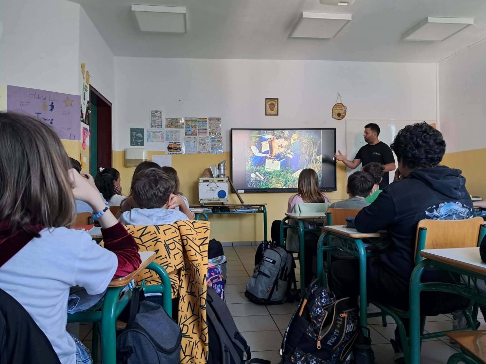 Ενημερωτική παρουσίαση στο 2ο Δημοτικό Σχολείο Σκιάθου με θέμα τον θαυμαστό κόσμο της μέλισσας και τη σημασία της μελισσοκομίας
