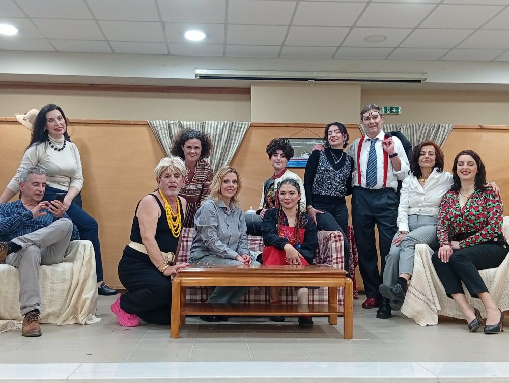 Με μεγάλη επιτυχία και θερμή ανταπόκριση από το κοινό πραγματοποιήθηκε η παράσταση «Φούστα-Μπλούζα» από τη Θεατρική Ομάδα Βόλου 