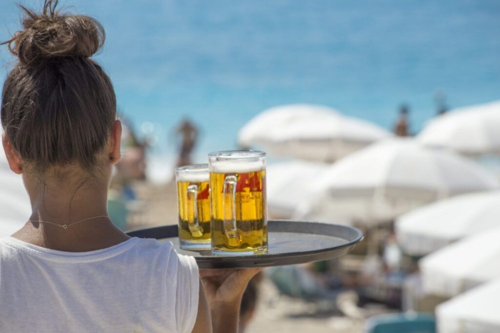 Τουρισμός – εστίαση: Νέοι μισθοί από 930 έως 1.100 ευρώ – Τι αλλάζει για μάγειρες, σερβιτόρους και διανομείς