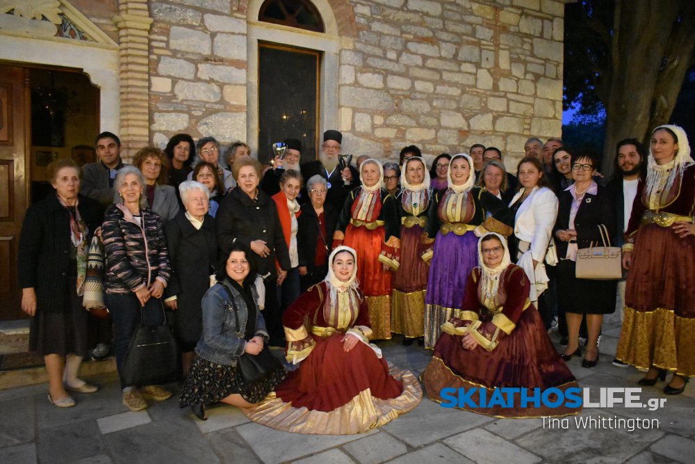 Καβαλάρηδες και άλογα ευλογήθηκαν και την Καμάρα έσυρε ο Παπα Γιώργης