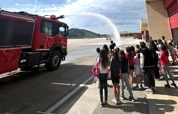 Μοναδική η εμπειρία που αποκόμισαν μαθητές του 1ου Δ.Σ Σκιάθου στην Π.Υ του Αερολιμένα 