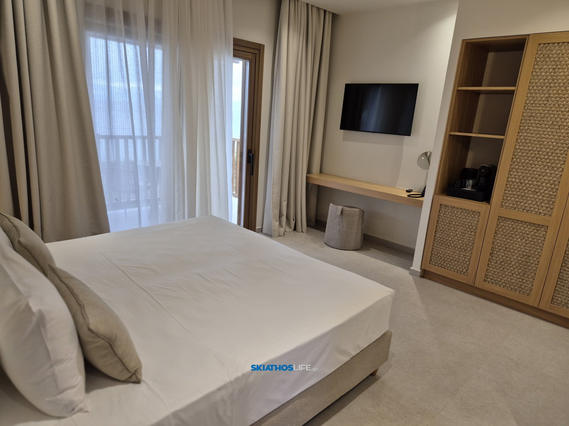 Αγιασμός - νέα αρχή για το Dome Island Skiathos και το Cay Beach Club της οικογένειας Ευσταθίου (βιντεο&φωτο)