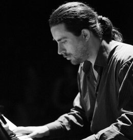 ΣΚΟΠΕΛΟΣ : Την πρώτη μέρα του Ρεμπέτικου φεστιβάλ εμφανίζεται ο ταλαντούχος πιανίστας Σπύρος Μοσχόπουλος : Το ρεμπέτικο και άλλα ηχοχρώματα .Ένα προσωπικό ταξίδι ..