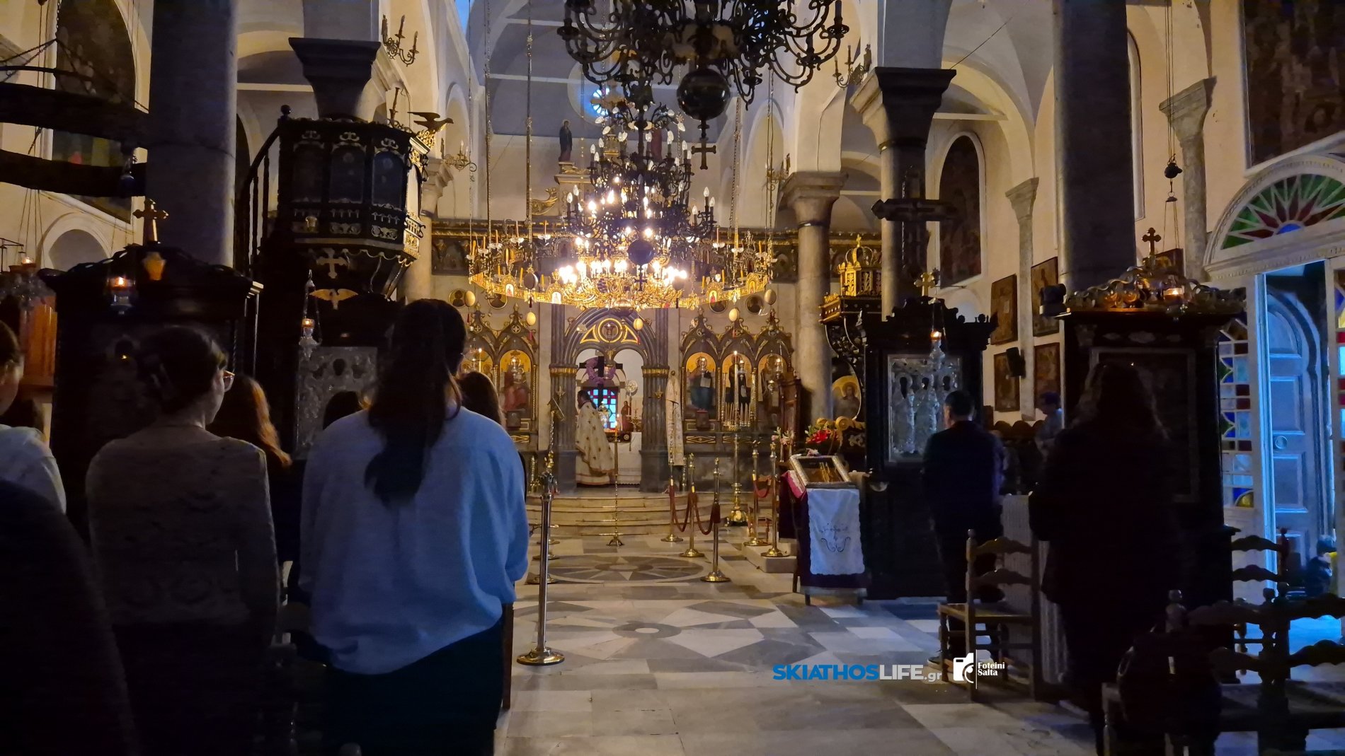 ΣΚΙΑΘΟΣ : Κατανυκτική και συγκινητική η ατμόσφαιρα στη Λειτουργία για τους μαθητές των Πανελλαδικών (video&φωτο)