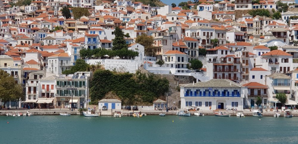 Το νησί των Β.Σποράδων που είναι στην κορυφή της λίστας προορισμών με κινηματογραφική λάμψη – Αφιέρωμα σε βρετανικό δημοσίευμα