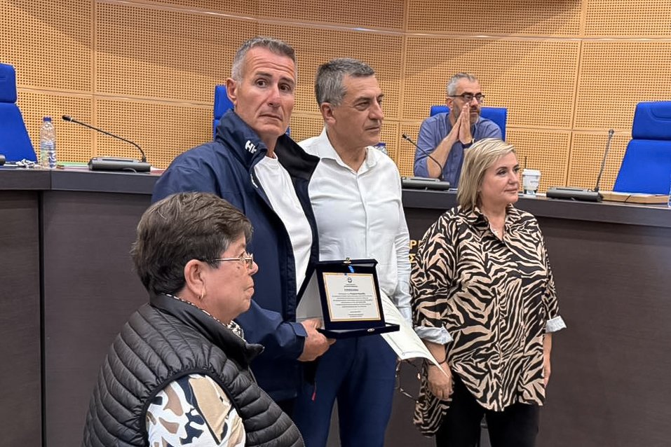 Βραβεύτηκε ο καπετάνιος του «Άξιον Εστί» Γιώργος Κυριαζής από τον Δημήτρη Κουρέτα