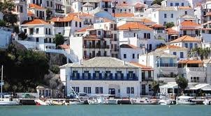 Την άμεση απομάκρυνση οχημάτων από το οικόπεδο 