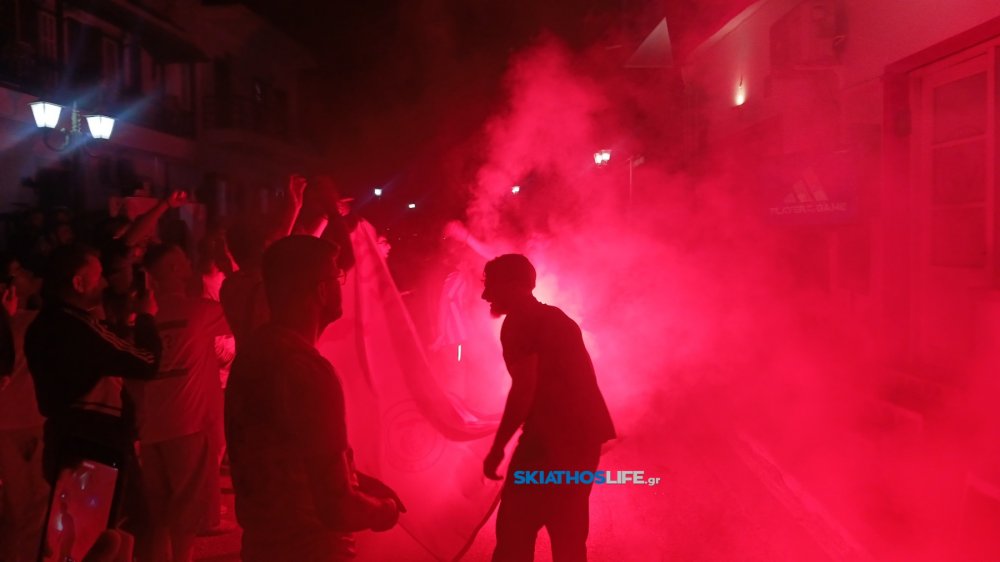 «Κόκκινη» νύχτα και στην Αλόννησο – Ξέφρενοι πανηγυρισμοί για τον Ολυμπιακό! (video&φωτο)