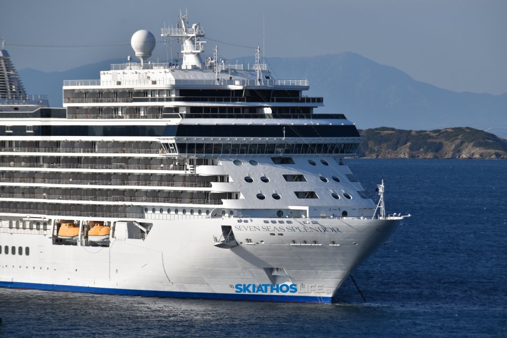 Στην Σκιάθο το εντυπωσιακό “Seven Seas Splendor” με 670 επιβάτες (φωτο)