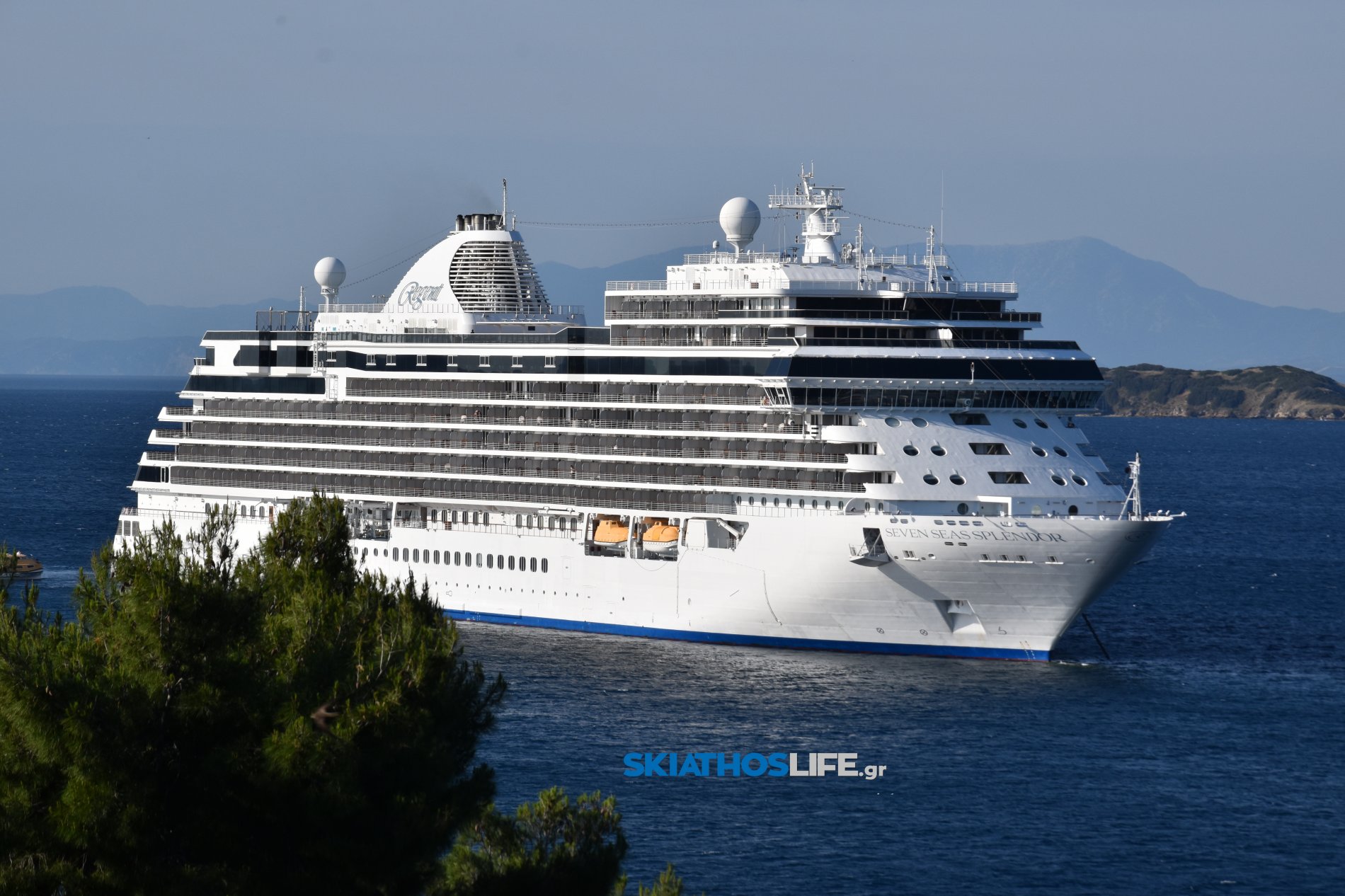 Στην Σκιάθο το εντυπωσιακό “Seven Seas Splendor” με 670 επιβάτες (φωτο)