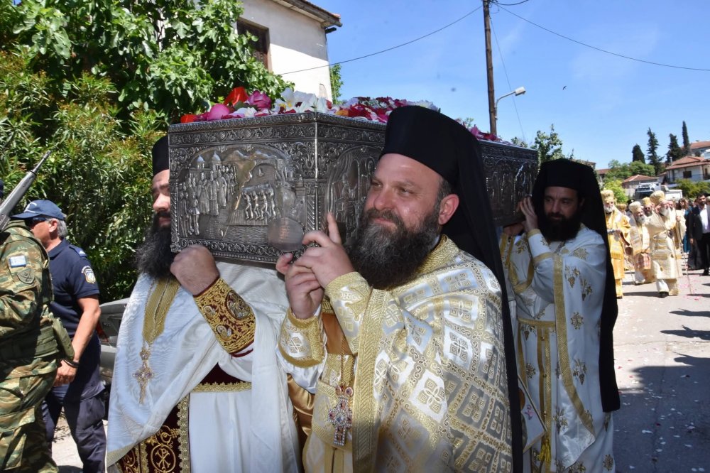 Η Ιερή Στιγμη που ο π. Ιωσηφ μεταφερει στους ώμους του το Άφθαρτο Σώμα του Οσίου Ιωάννη Ρώσσου