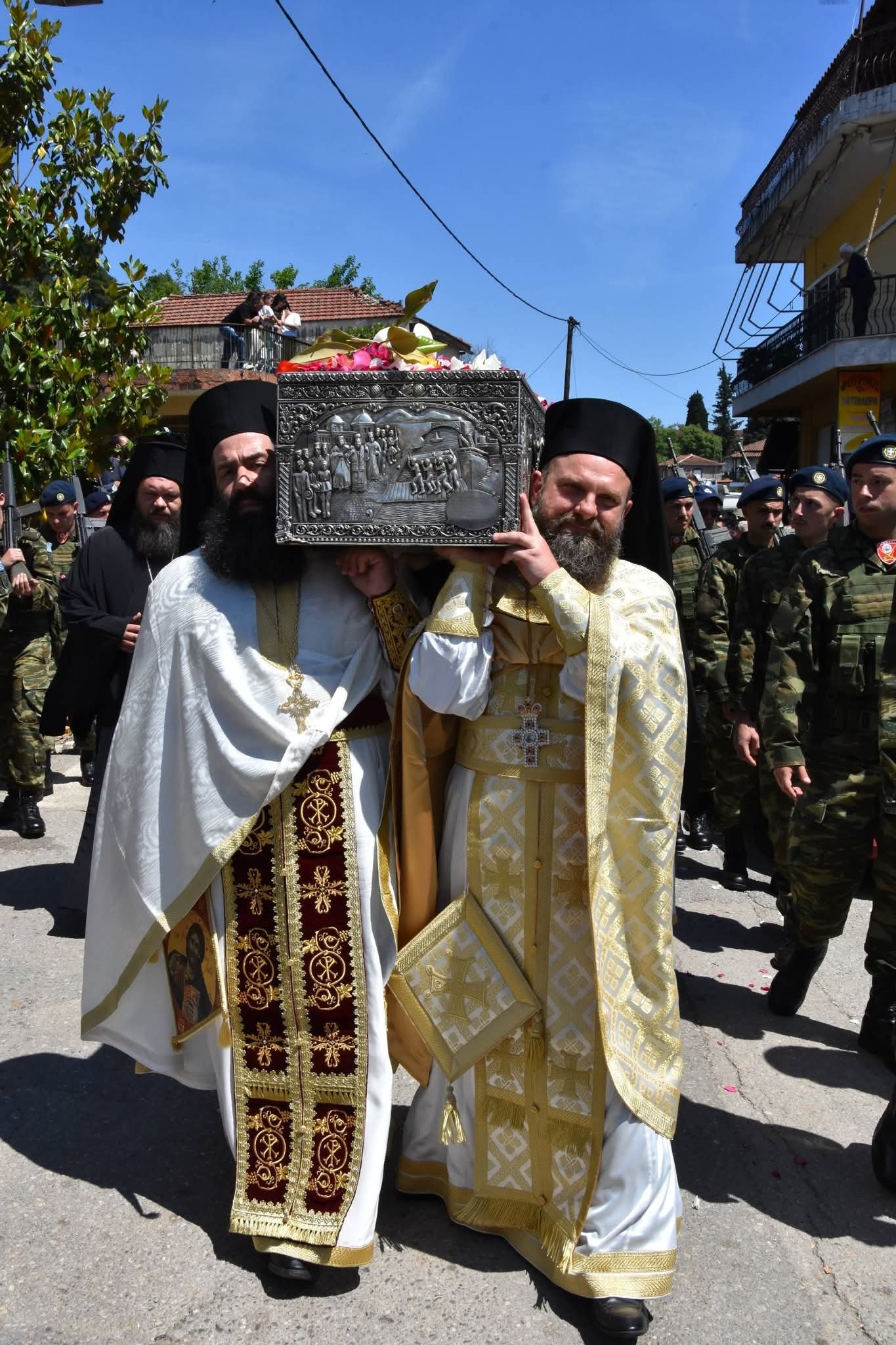 Η Ιερή Στιγμη που ο π. Ιωσηφ μεταφερει στους ώμους του το Άφθαρτο Σώμα του Οσίου Ιωάννη Ρώσσου